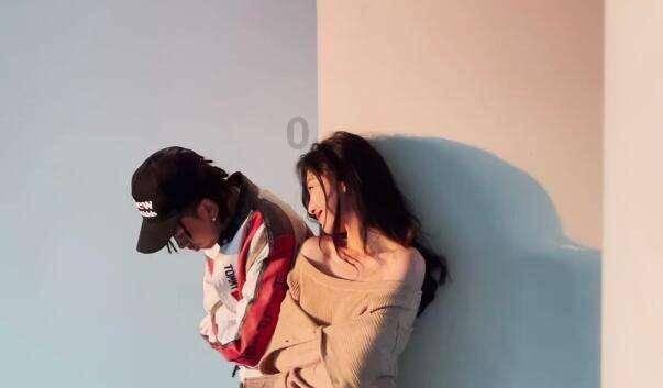 漂亮女孩清洗车