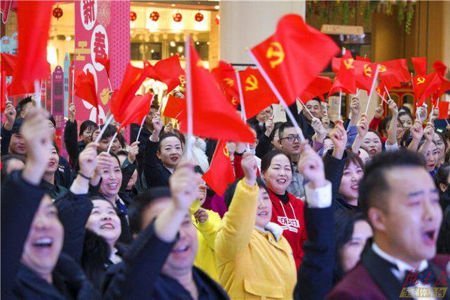 女子出生就与家人离散 分别36年后与父母团圆